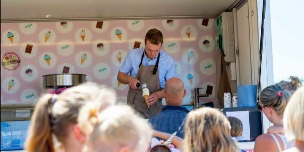 Niels aan het serveren in de ijskar van Bonvanill