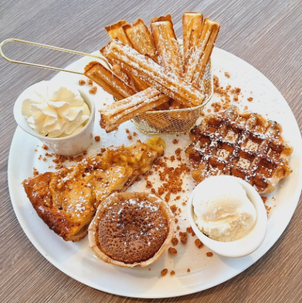 Dessertbord met wafel, taart, churros, ijs en moeulleux