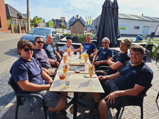 Collega's die een terras doen bij ijssalon Bonvanill