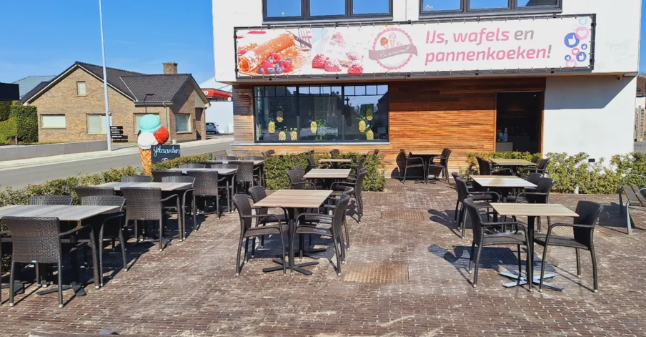 Terras met 80 plaatsen in ijssalon Bonvanill